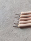 A set of five wooden dotted tools comes with different tip sizes, ideal for lippan art