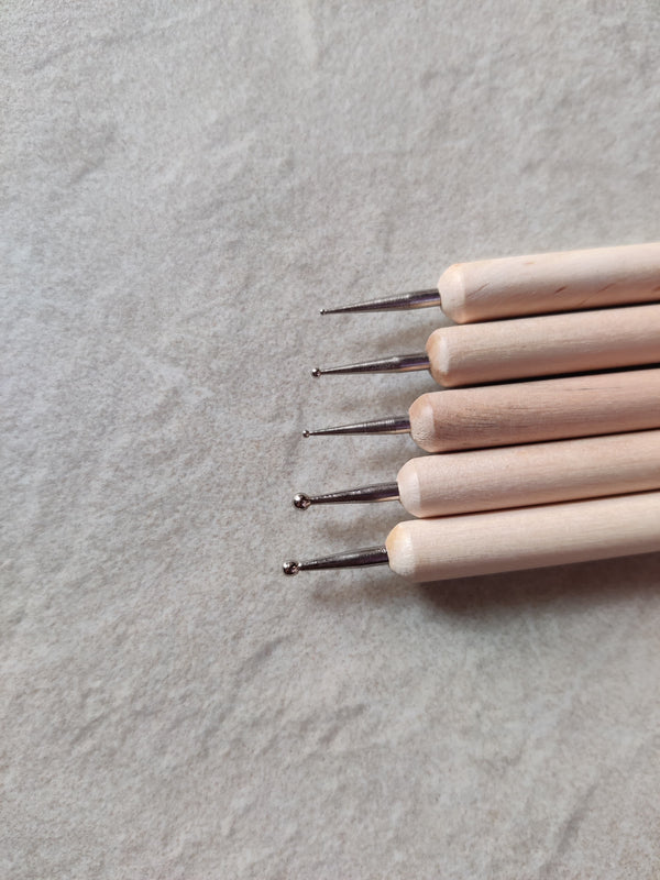 A set of five wooden dotted tools comes with different tip sizes, ideal for lippan art