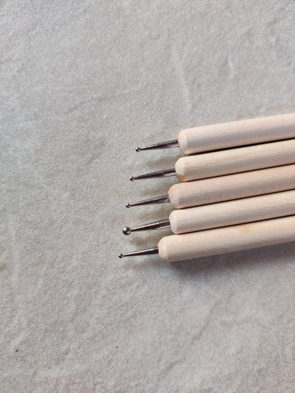 A set of five wooden dotted tools comes with different tip sizes best for lippan art 
